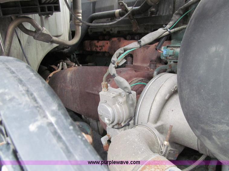 image for item D7022 2007 Volvo VNL TA semi truck