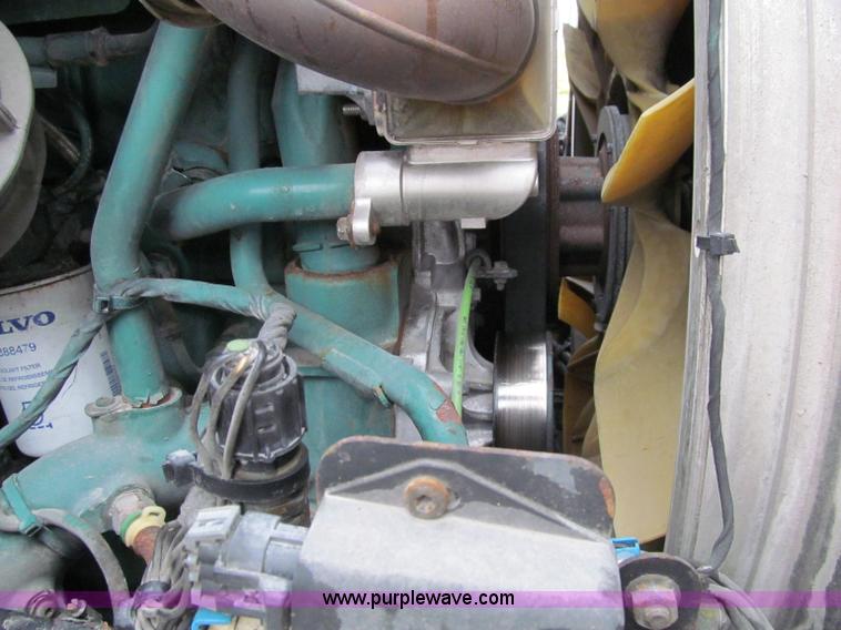 image for item D7022 2007 Volvo VNL TA semi truck