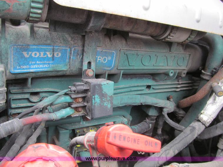 image for item D7022 2007 Volvo VNL TA semi truck