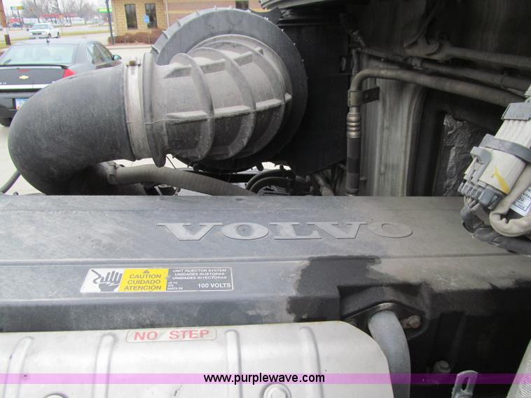 image for item D7022 2007 Volvo VNL TA semi truck