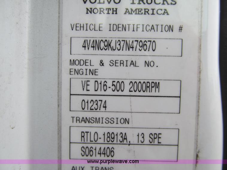 image for item D7022 2007 Volvo VNL TA semi truck