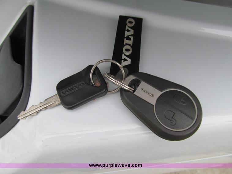 image for item D7022 2007 Volvo VNL TA semi truck