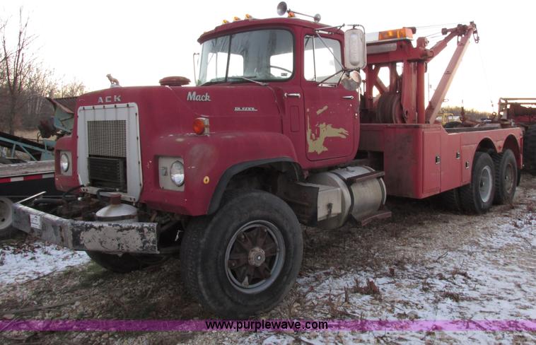 image for item E7007 1978 Mack R600L wrecker truck