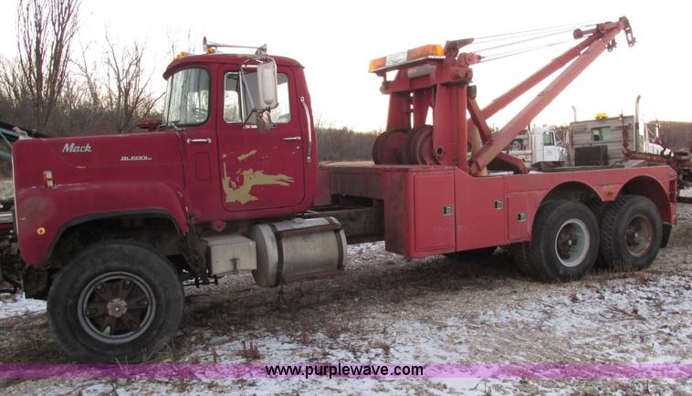 image for item E7007 1978 Mack R600L wrecker truck