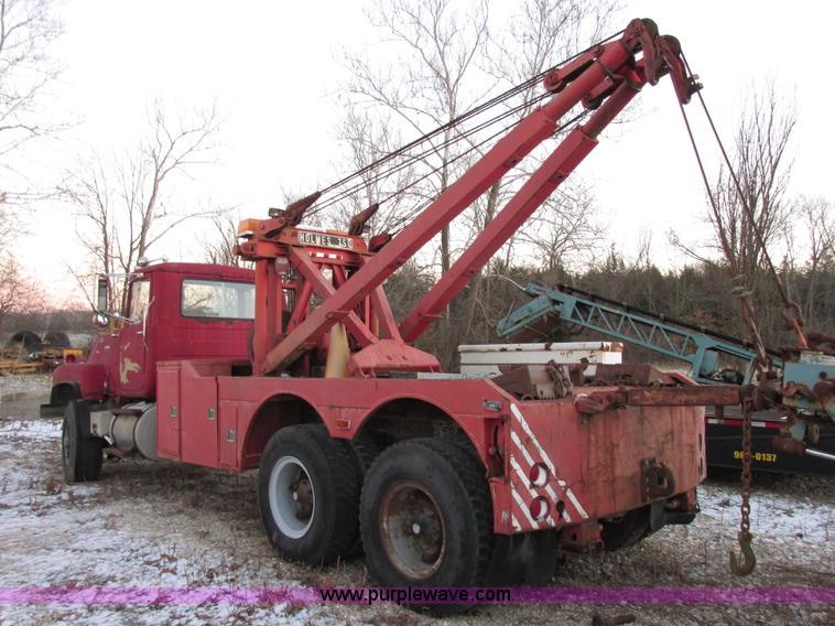 image for item E7007 1978 Mack R600L wrecker truck