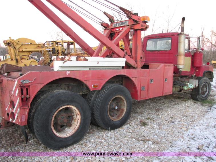 image for item E7007 1978 Mack R600L wrecker truck