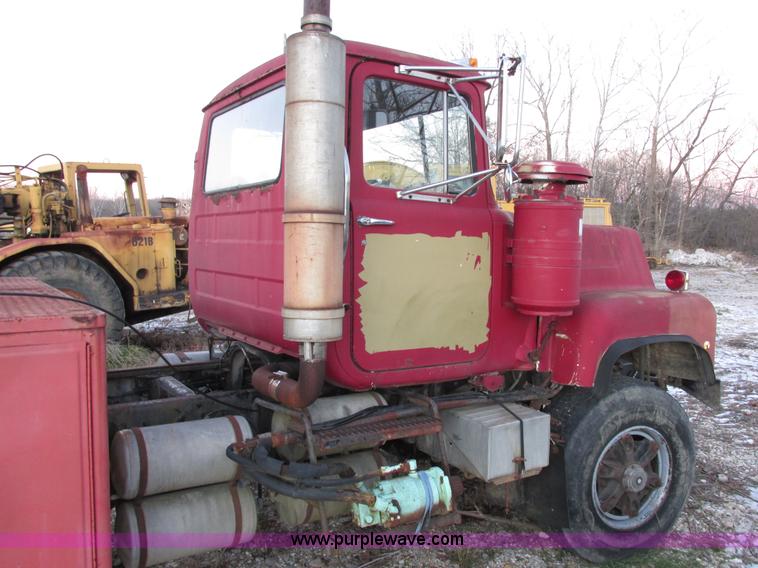 image for item E7007 1978 Mack R600L wrecker truck