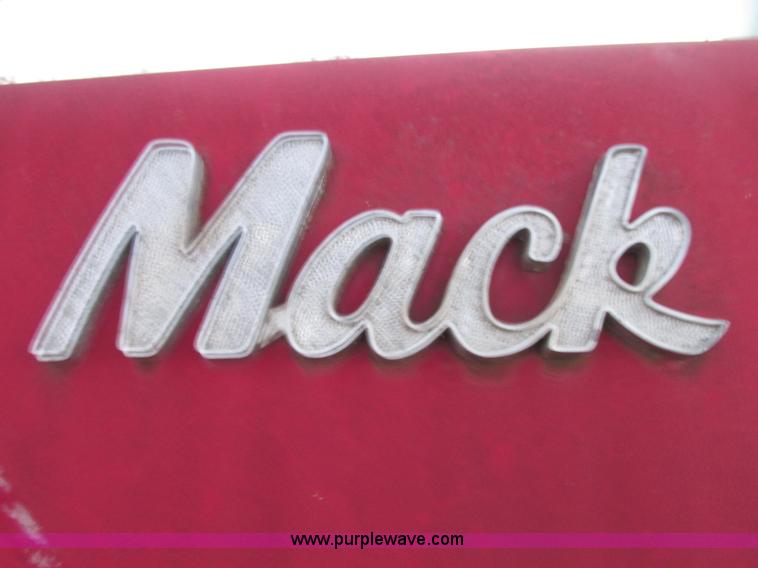 image for item E7007 1978 Mack R600L wrecker truck