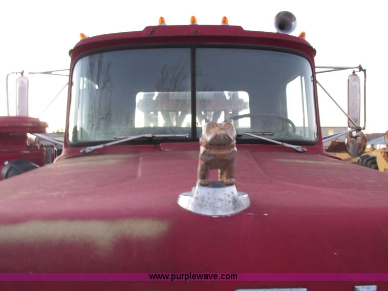 image for item E7007 1978 Mack R600L wrecker truck