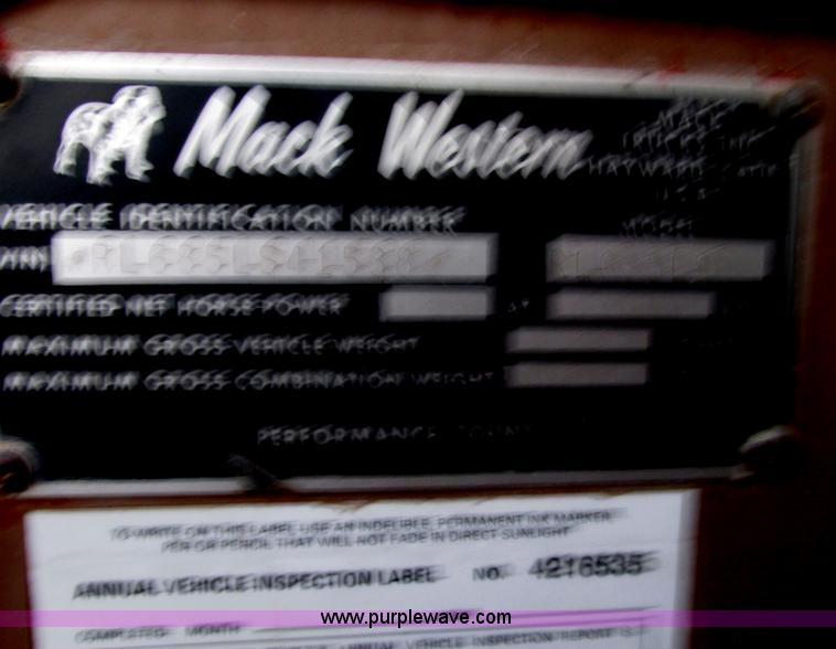 image for item E7007 1978 Mack R600L wrecker truck