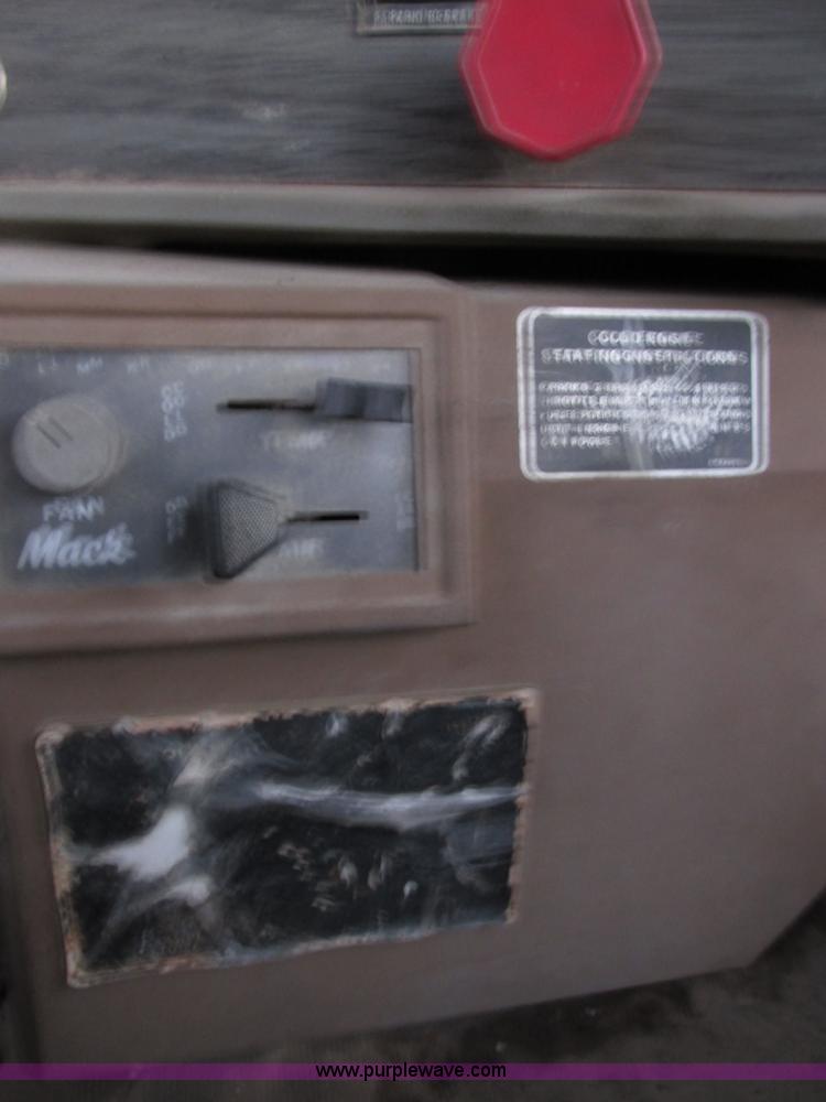 image for item E7007 1978 Mack R600L wrecker truck