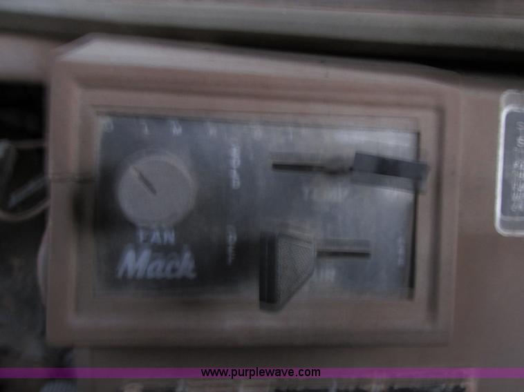 image for item E7007 1978 Mack R600L wrecker truck