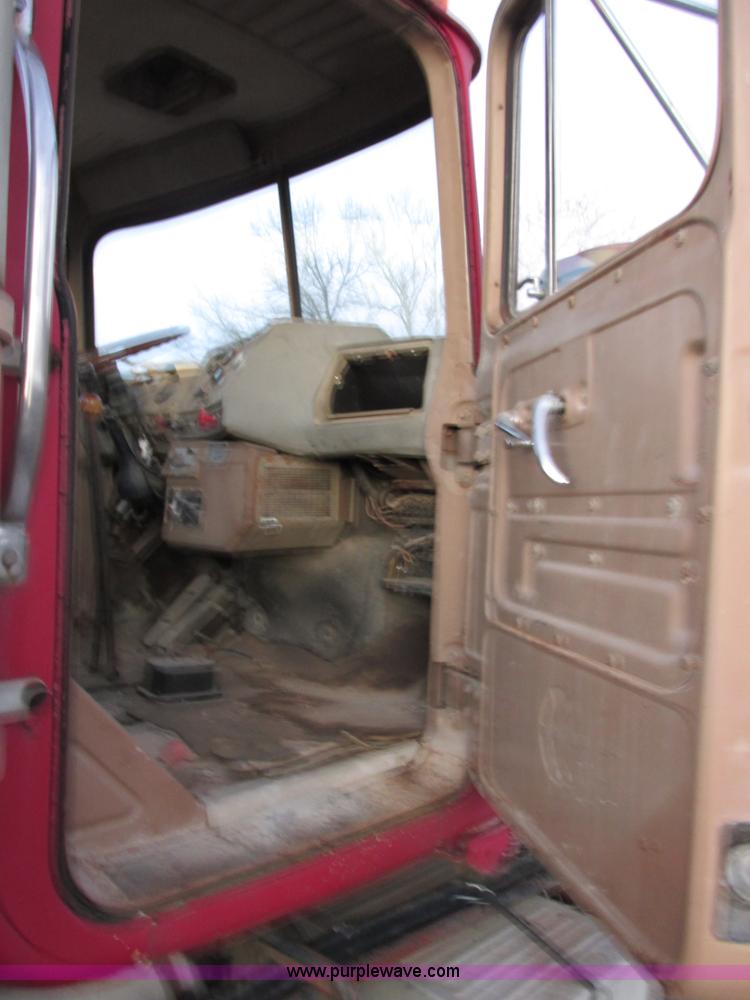 image for item E7007 1978 Mack R600L wrecker truck