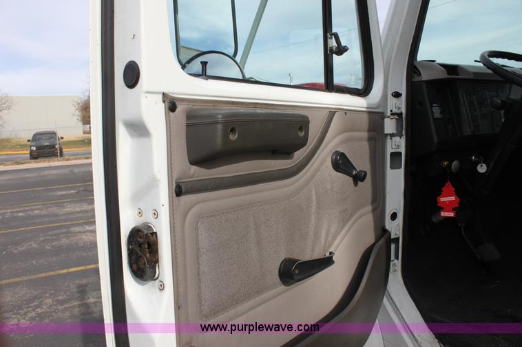 image for item E8228 2001 International 4700 box truck