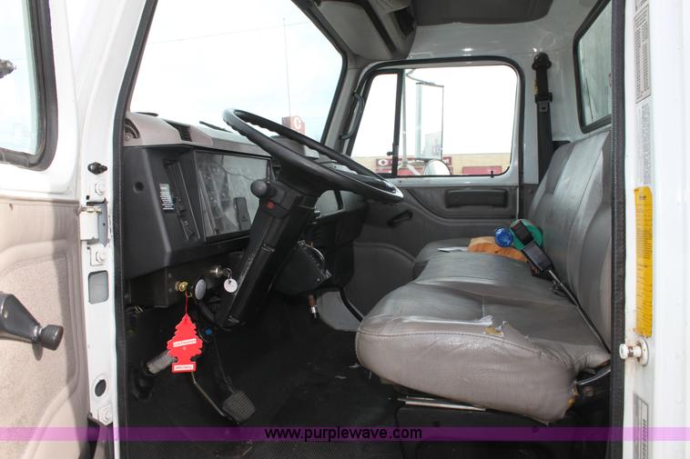 image for item E8228 2001 International 4700 box truck
