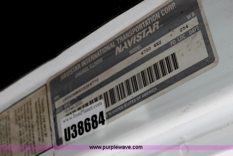 image for item E8228 2001 International 4700 box truck