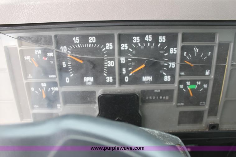 image for item E8228 2001 International 4700 box truck