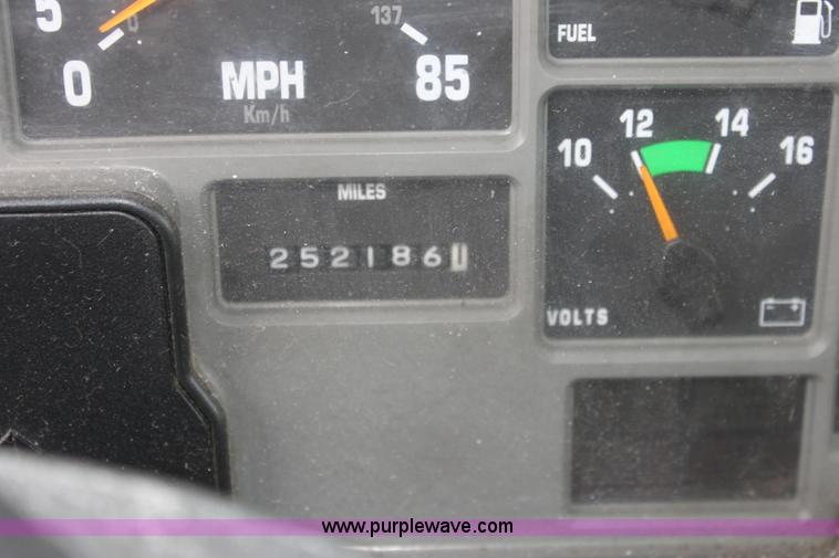 image for item E8228 2001 International 4700 box truck