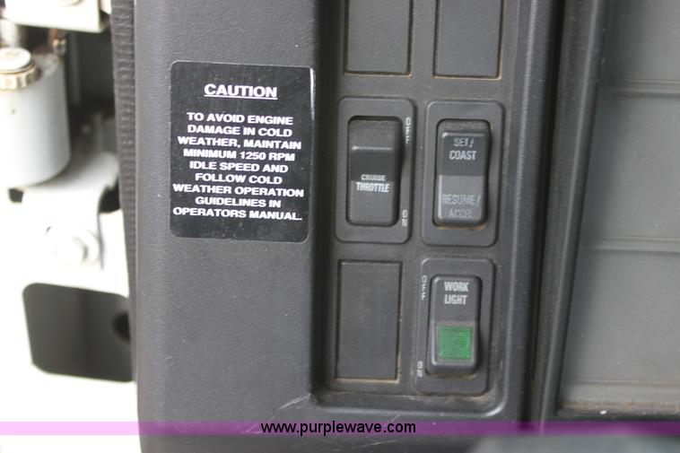 image for item E8228 2001 International 4700 box truck