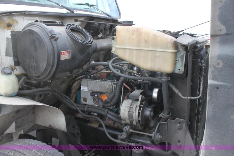 image for item E8228 2001 International 4700 box truck