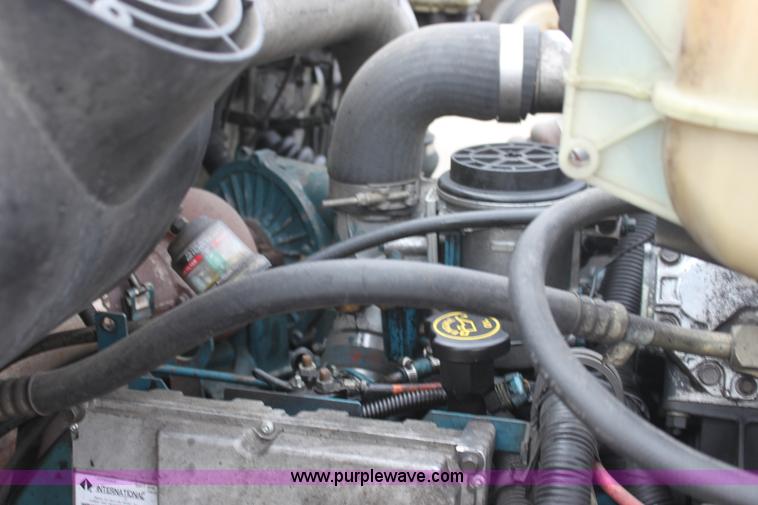 image for item E8228 2001 International 4700 box truck