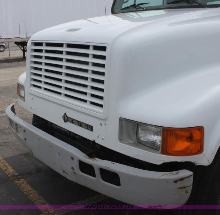 image for item E8228 2001 International 4700 box truck