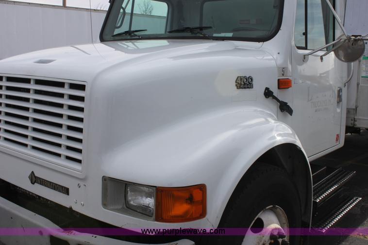 image for item E8228 2001 International 4700 box truck