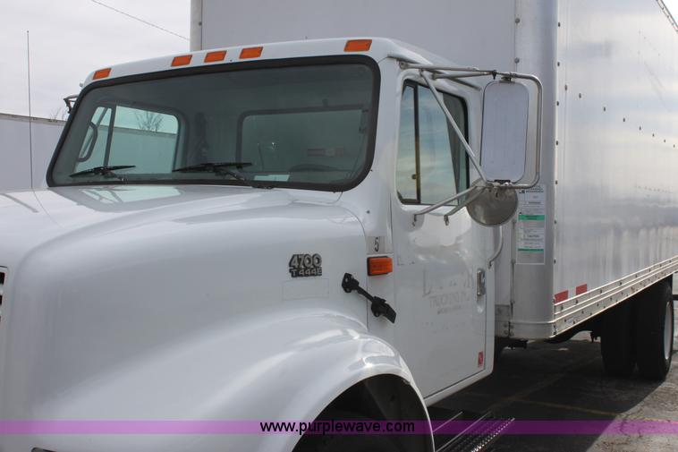image for item E8228 2001 International 4700 box truck