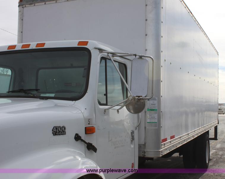image for item E8228 2001 International 4700 box truck