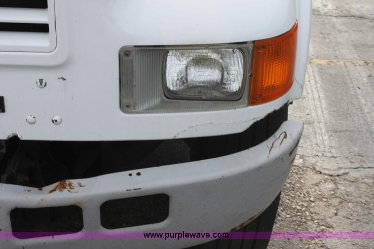 image for item E8228 2001 International 4700 box truck