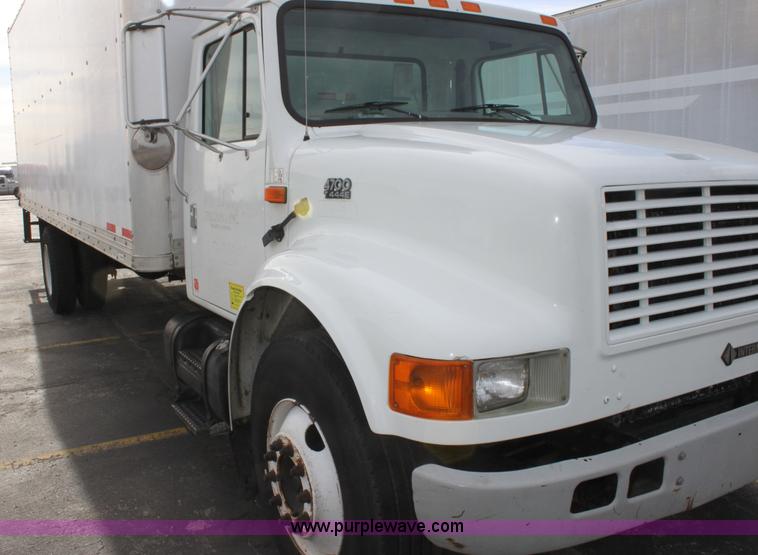 image for item E8228 2001 International 4700 box truck