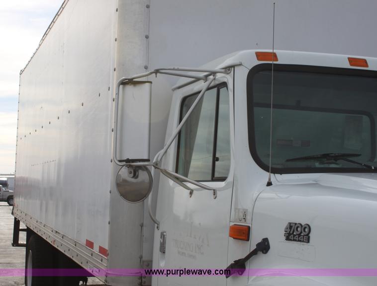 image for item E8228 2001 International 4700 box truck