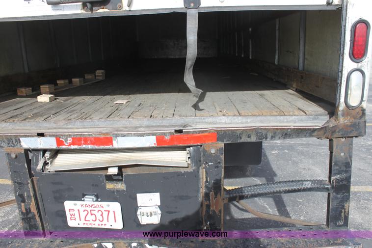 image for item E8228 2001 International 4700 box truck