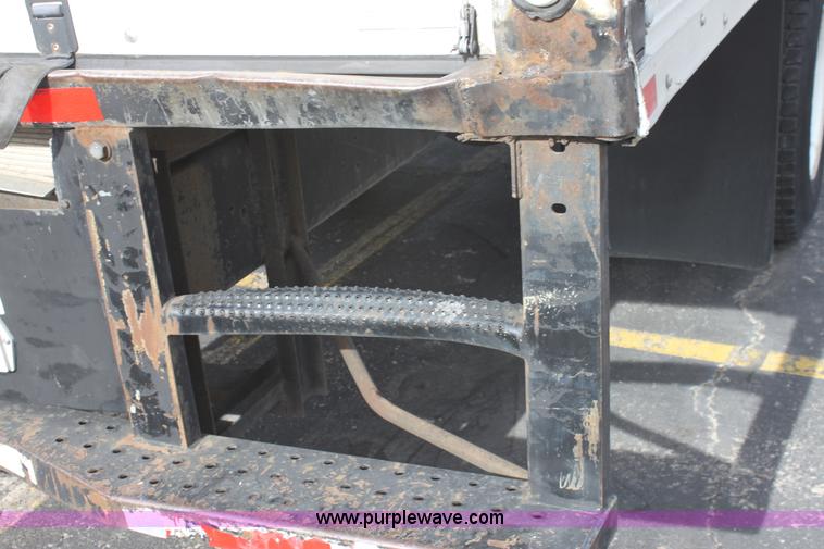 image for item E8228 2001 International 4700 box truck