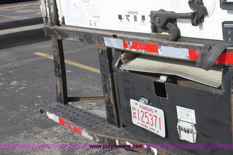 image for item E8228 2001 International 4700 box truck