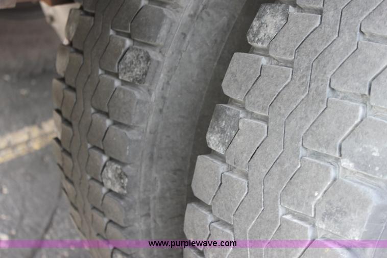 image for item E8228 2001 International 4700 box truck