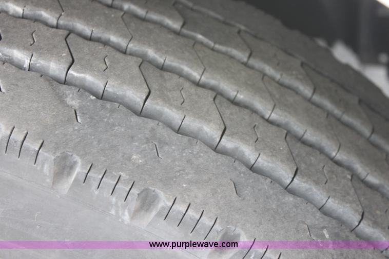 image for item E8228 2001 International 4700 box truck