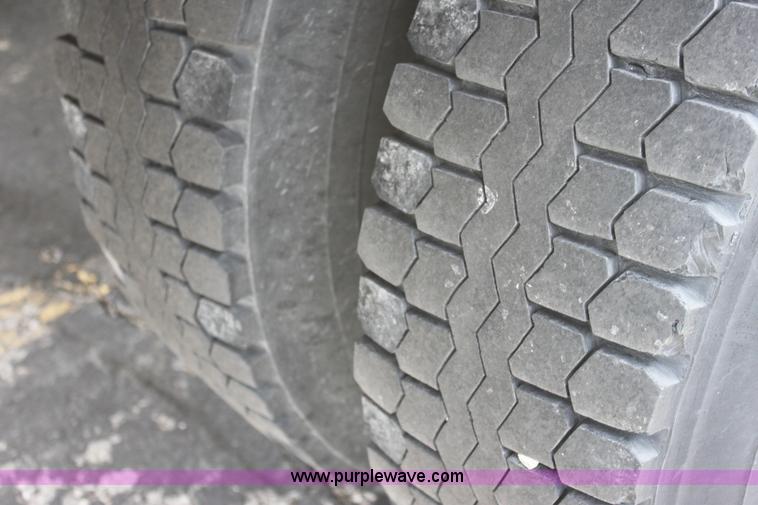 image for item E8228 2001 International 4700 box truck