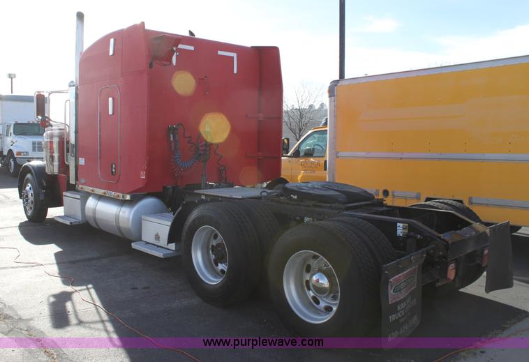 image for item E8229 2005 Peterbilt 379 semi truck