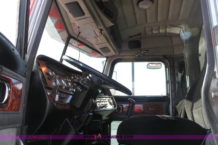 image for item E8229 2005 Peterbilt 379 semi truck