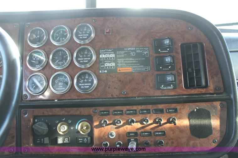 image for item E8229 2005 Peterbilt 379 semi truck