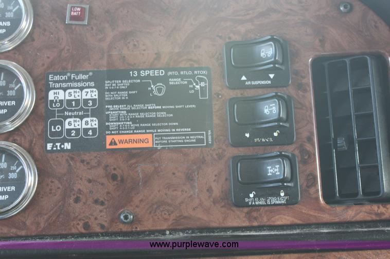 image for item E8229 2005 Peterbilt 379 semi truck