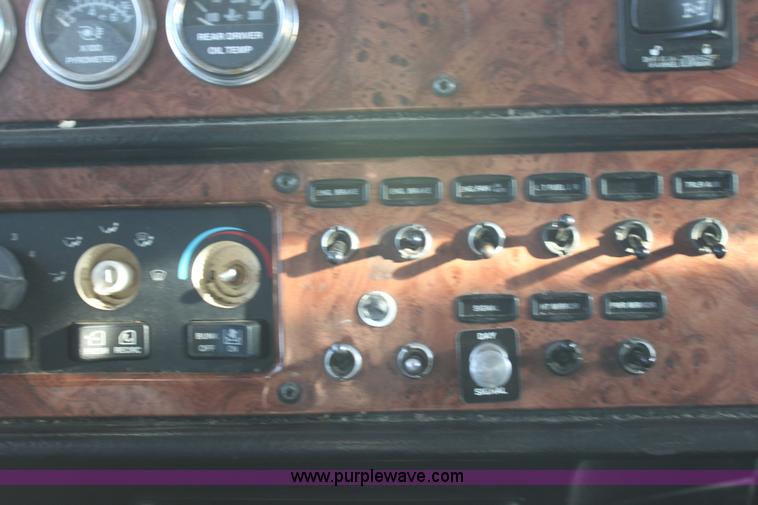 image for item E8229 2005 Peterbilt 379 semi truck