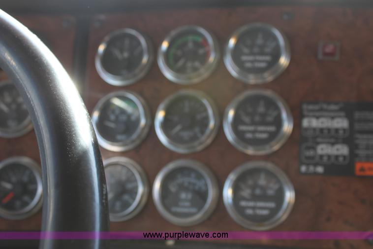 image for item E8229 2005 Peterbilt 379 semi truck