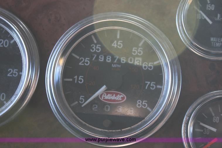 image for item E8229 2005 Peterbilt 379 semi truck