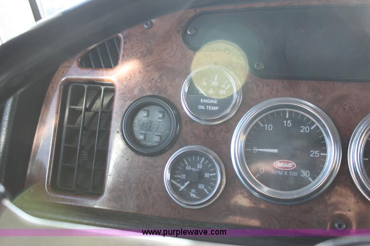 image for item E8229 2005 Peterbilt 379 semi truck