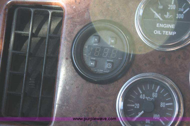 image for item E8229 2005 Peterbilt 379 semi truck