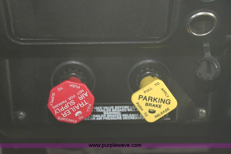 image for item E8229 2005 Peterbilt 379 semi truck