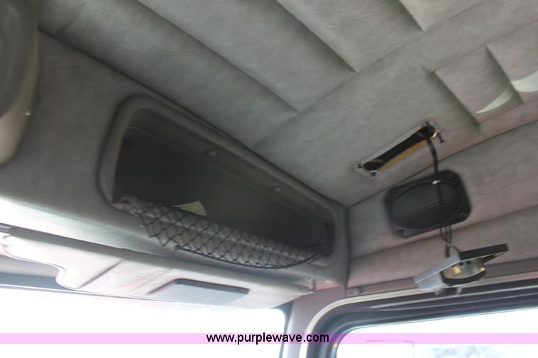 image for item E8229 2005 Peterbilt 379 semi truck