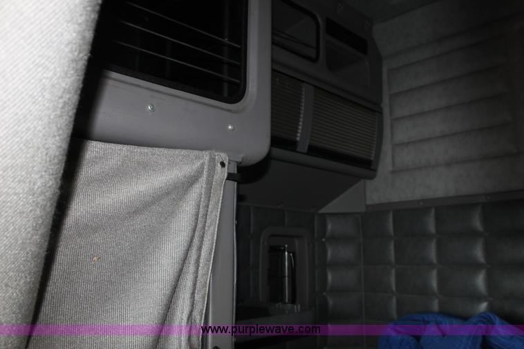 image for item E8229 2005 Peterbilt 379 semi truck